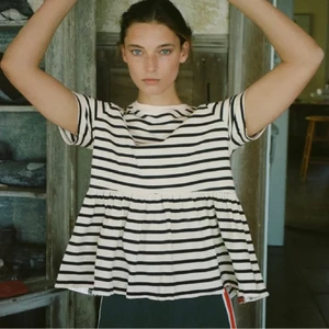 Randig tröja - Säljer denna treniga tröja från Zara nu inför våren. Den är knappt använd och därför i fint skick🥰 Först till kvarn🤠