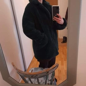 Teddy kappa från Topshop  - Grön teddy kappa från Topshop. Storlek 38. Sparsamt använd. Finns knäppa med "hackar/krokar". 