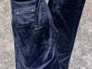 Juicy couture  - Ett par helt nya juicy byxor som jag fick i present, (storlek S är typ söut överallt och ganska svårt att hitta) men materialen är slät och helt ny dessutom glansig, vill sälja dessa pågrund av att de va för stora. Skriv gärna till mig om ni är intresserade🥰 