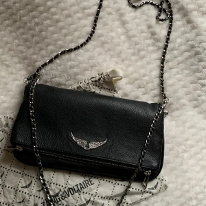 Zadig och Voltaire ROCK- handväska  - Säljer min Zadig väska! Väldigt sparsamt använd under ca 2 år, den ser ut som ny. nypris: 3200 🤍 bud börjar på 2000. Kan mötas upp i Växjö eller fraktas, då betalar du frakten! ✨