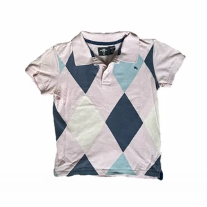 Argylepiké - Piké med argylemönster. Är en barntröja i stl 122-128 men sitter som en babytee på en XS/S.