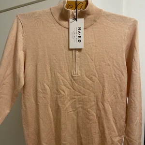 Helt ny tröja från Nakd  - Helt ny tröja köpt på Nakd, säljs pga att jag tog fel storlek. Nypris 400kr. Skriv för fler bilder & kan gå ner i pris