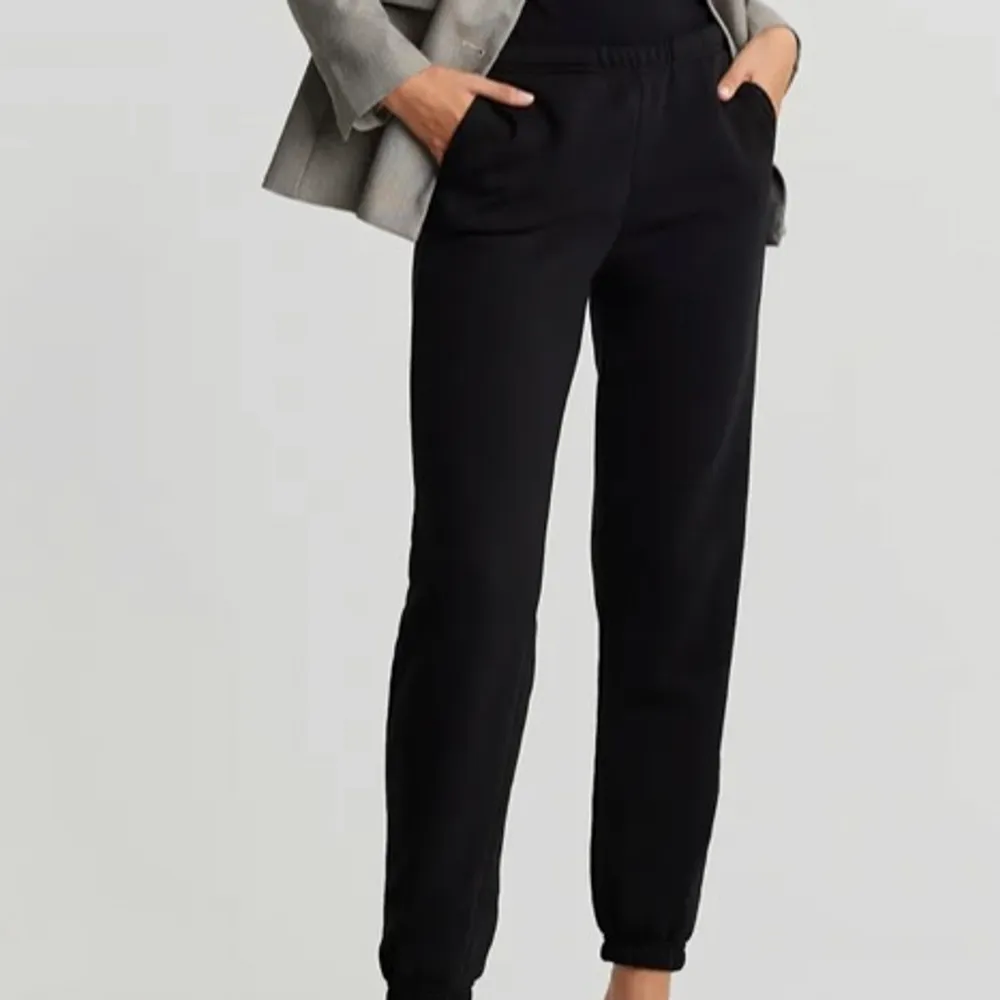 Svarta mjukisbyxor från GinaTricot storlek M, använda fåtal gånger, säljer för 100kr (nypris 250kr) . Jeans & Byxor.