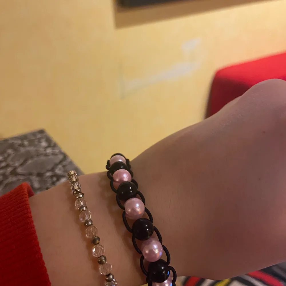 Köp 2 betala för 1 nu tills 00.00 imorgon 15/2, jätte bra armband passar till allt och alla och har elastiskt tråd så det gör inget om det är förlåtet och skaver inte någonting<3. Accessoarer.