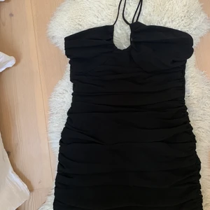 Svart klänning - Svart super snygg klänning i strl M från Zara men passar även en S! Sålde slut direkt. Skulle säga att det är en ”liten medium”. Oanvänd då den var för liten på mig🖤 