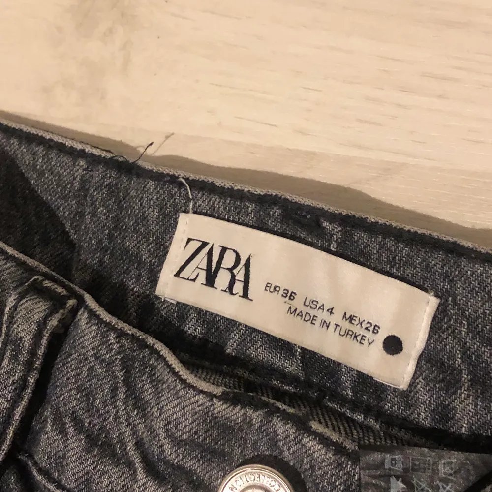 Jättefina gråa zara jeans med slitningar🤍 straight och mid/high waist går precis t naveln . Jeans & Byxor.
