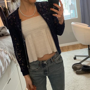 Spetsig kofta - Supersöt spetsig kofta i blå med dragkedja😍 Har tyvärr blivit för kort i armarna, storlek 164 barn så motsvarar xs i vuxen, ser oanvänd ut