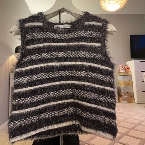 Väst  - Stickad väst från zara, nästintill oanvänd. 