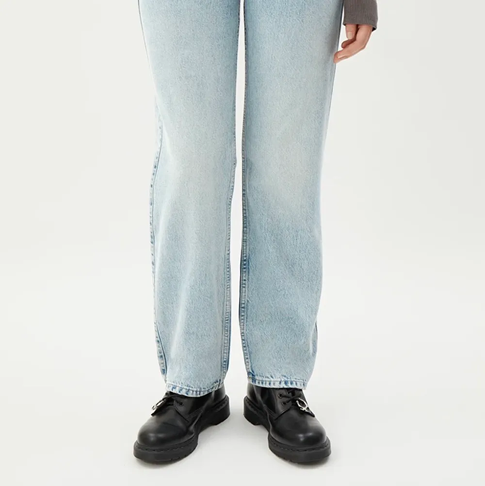 Nästintill nya weekday arrow jeans, sälja pga har andra jeans jag använder mer. Nypris 500kr😊. Jeans & Byxor.