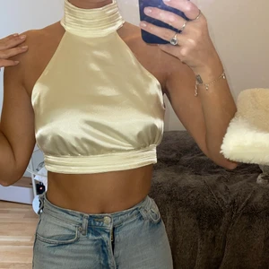Creme färgad topp - Superfin topp i creme färg! Säljs då den aldrig kommer till användning. Väldigt bra skick! 
