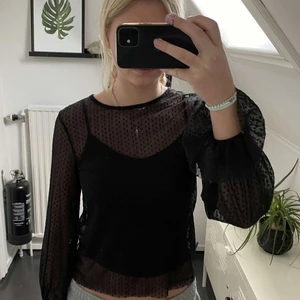 Genomskinlig topp - Svartprickig genomskinlig topp från Gina Tricot. Använda ett fåtal gånger.