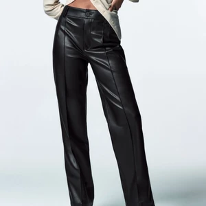 Zara leather pants - Säljer de kända supersnygga faux leather byxorna från Zara. De är helt slutsålda på Zara och dessa är knappt använda. Säljer för att de är för stora för mig. De är i storlek 36 och kostar 400kr nya. Säljer för 200 plus frakt✨✨