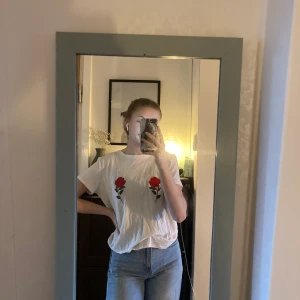 T-shirt  - En jättesnygg T-shirt med 2 röda rosor på, väldigt mjuk i materialet. Den kommer från nakd och är i storleken XS✨