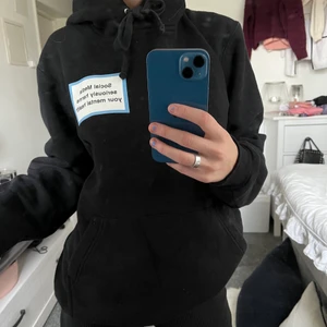 Hoodie - Denna hoodien är ifrån thecool elephant och är tyvärr inte MIN smak längre, därflr vill jag sälja vidare, men den är super snygg och väldigt skön, den håller värmen bra också!