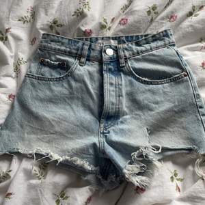 Ett par as snygga korta jeansshorts ifrån zara, perfekta till sommaren💓