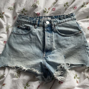 Jeansshorts - Ett par as snygga korta jeansshorts ifrån zara, perfekta till sommaren💓