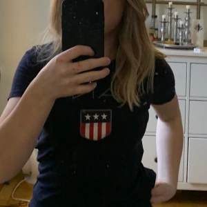 Gant t-shirt strl 134/140 - Säljer min gant t shirt då den blivit för liten. Den är använd och som man ser på bilden är trycket lite sprucket, men inget man tänker på. 