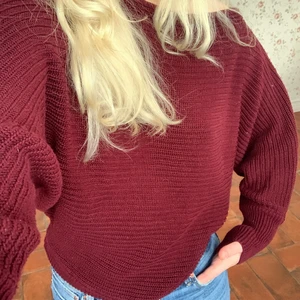 Stickad tröja - Vinröd stickad tröja från NA-KD (finns inte längre i butik). Använd fåtal gånger och bra skick.