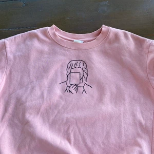 Broderad tröja - 💜Broderad tröja med Veronica Maggio motiv 💜Hör av er om ni vill köpa en liknande 💜Cirka 300kr plus frakt 💜Kom gärna med egna förslag på motiv 💜Olika färger och storlekar finns 💜Just denna är såld