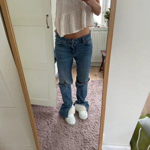 Lowwaist jeans - Säljer dessa lowwaist jeans med hål på knäna från mango. Säljer då jag har för många jeans. 