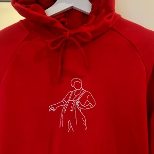 Broderad tröja - 💜Broderad tröja med Harry Styles motiv 💜Hör av er om ni vill köpa en liknande 💜Cirka 300kr plus frakt 💜Kom gärna med egna förslag på motiv 💜Olika färger och storlekar finns 💜Just denna är såld