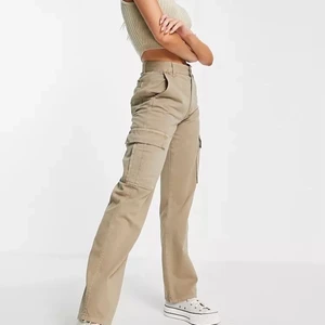 Stradivarius Cargo byxor- slut överallt  - Storlek 38, liten i passform så bra för dig som har 34-36. Skitsnygga, sitter sjukt bra. Sitter fint vid rumpan och midjan. Dom är slut överallt 