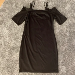 Kroppad klänning  - Svart klänning som är kroppad sitter bra ser ut som ny använd fåtal gånger 