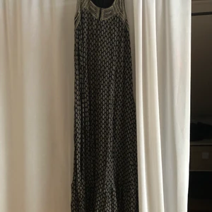 Lång klänning  - En mönstrad lång klänningen från indiska, jätte skönt material och använt få tal gånger då den var för lång för mig 