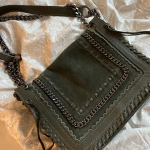 Väska - Axelväska från zara! Färgen är typ mörk grön med justerbar kedja🤍 