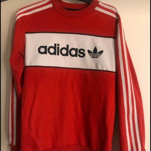 Adidas sweatshirt tröja - Äkta Adidaströja, använd fåtal gånger och i fint skick. Inga fläckar eller andra defekter. Storlek Xs men passar mig som har M. 