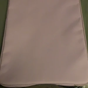 Datorfodral  - Ett ljuslila oanvänt datorfodral!