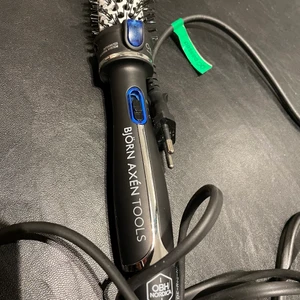 Björn Axén värmeborste  - Säljer min värmeborste 33mm från Björn Axén som är använd endast ett fåtal gånger. Köptes ny för ca 2 månader sen. Fungerar utmärkt! Säljer för 200kr +frakt☺️