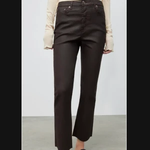 Skinn byxor  - Så snygga bruna läder byxor helt oanvända med prislapp kvar i strl 36, passar mig som är 163cm men skulle säga att de passar någon som både är några cm kortare eller längre. Hör av er vid fler bilder eller vid intresse. Pris kan diskuteras❤️