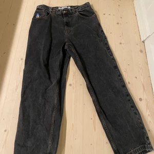 polar Big boys/93 denim - Ett par grå 93or från polar. Köpt för 1300 för drygt 3 månader sen. Byxorna ser rätt så mycket mindre ut på bilden än hur dom sitter i verkligheten.
