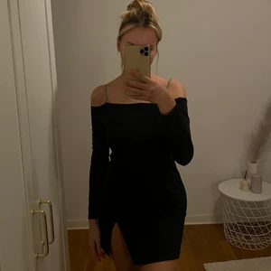 Klänning med slits  - Svart klänning med slits, ganska kort , strl xs. Klänningen är jättefin men lite för kort för min smak (jag är 167 cm lång). Klänningen är bara testad. 