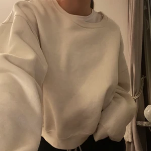 Sweatshirt - Superfin naturvit sweatshirt🤍 varm och skön! Från BikBok i storlek M, sitter fint oversized på mig som har xs/s🤍