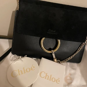 CHLOE FAYE  - ÄKTA CHLOE VÄSKA, kvitto och äkthetsintyg finnes. Allt som tillkom vid köp medfås. Endast använd 2 timmar, i nyskick. Fler bilder kan skickas vid intresse! 