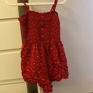 Jumpsuit - En jättesöt jumpsuit med små rosa blommor på sig!  Endast använd några få gånger! Den är i storleken xs men passar även s!