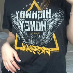 Graphic tee svart t-shirt - Säljer denna svarta populära t-shirten med coolt tryck. Inga defekter eller liknande, sparsamt använd 💗 för mer frågor, kontakta mig :) 