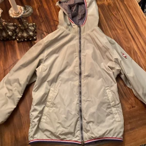 Colmar jacka två färger i en.  - Köpt för cirka 3000 ganska använd med fortfarande i väldigt bra sick 8/10. Vind jacka som kan användas på sommar vår höst 