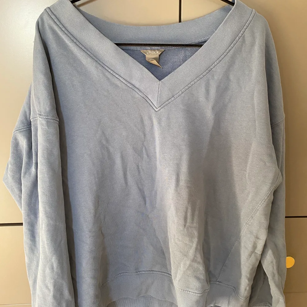 Blå v-ringad sweatshirt från Lindex, knappt använd🤍. Tröjor & Koftor.