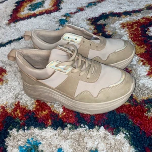 Sneakers beige/”guld” - Sköna skor, saknar skosnöre på ena skon! 