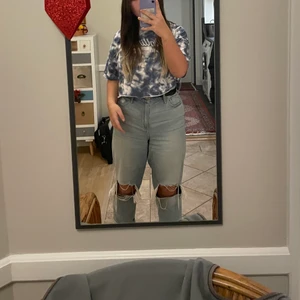 Hollister Mom jeans M - Mom jeans från Hollister. För stora för mig så säljer därför vidare dem, såklart tvättade innan det skickas