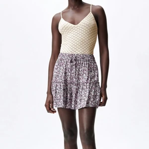 zara kjol  - säljer denna super söta kjolen som är så fin på sommaren💕💕 från zara, helt ny med prislapp kvar!