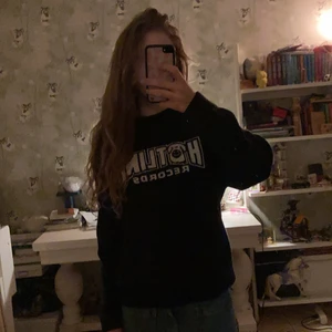 Cool tjocktröja! - Så himla cool och fin tjocktröja! Älskar verkligen den här tröjan! Köpt för 500 kr i storlek xs! 