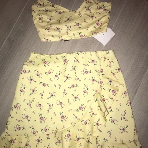 Blommigt set  - Säljer detta blommiga det från Nelly, då det tyvärr inte passar. Toppen är i storlek S och kjolen M (kjolen passar även någon som har S). Lappen finns kvar på toppen och båda är oanvända.✨💓 säljer kjolen för 200 och toppen för 100kr.  Säljer båda för 250kr🥰