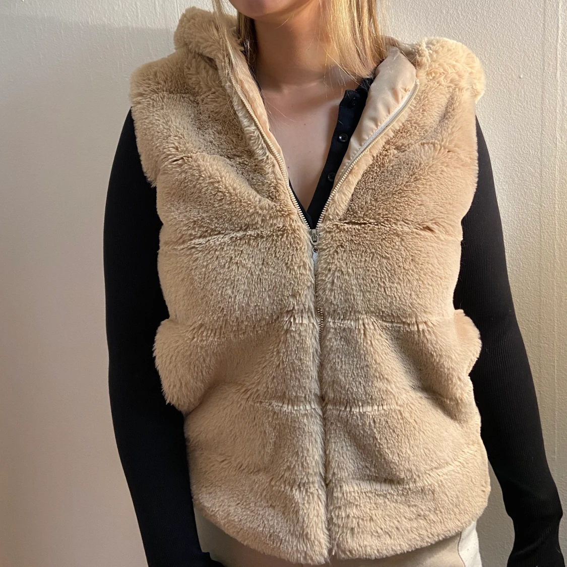 Beige pälsväst, strl 38