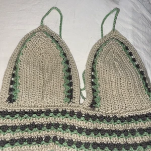 Virkad topp - Handgjord topp, super fin till sommaren! Stängs genom att knyta banden i bak. Passar någon med större byst! Tvättas i 30 grader 😊 