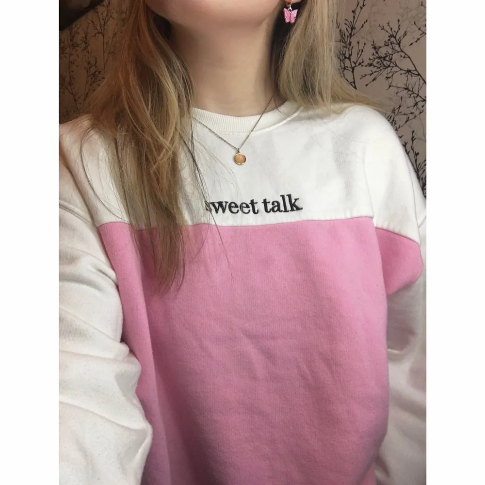 Supersöt, oversized sweatshirt i färgen rosa och vit. Använd men är i ett mycket bra skick. Storleken är i S men passar även M eller lite större. Meddela mig vid fler frågor!😊. Tröjor & Koftor.