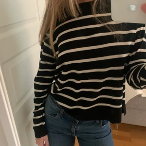 Randig tröja  - Säljer denna super fina tröjan från zara, helt utan defekter❤️ 